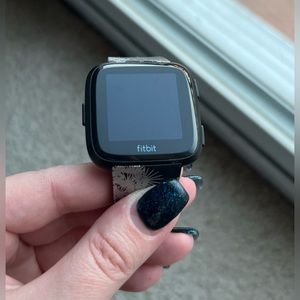 Fitbit Versa Smart Watch, Black/Black Aluminium (S Band and Charger Included)